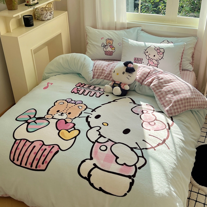 91家纺网 家纺一手货源 找家纺 三朵家纺 2025新款数码大版牛奶绒印花三丽鸥系列四件套 奶油KT