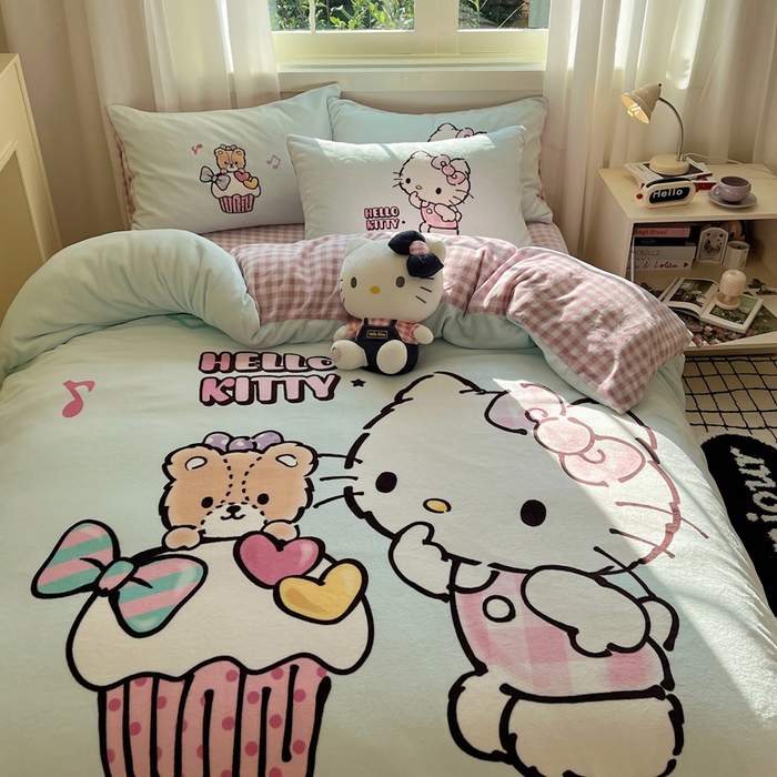 91家纺网 家纺一手货源 找家纺 三朵家纺 2025新款数码大版牛奶绒印花三丽鸥系列四件套 奶油KT