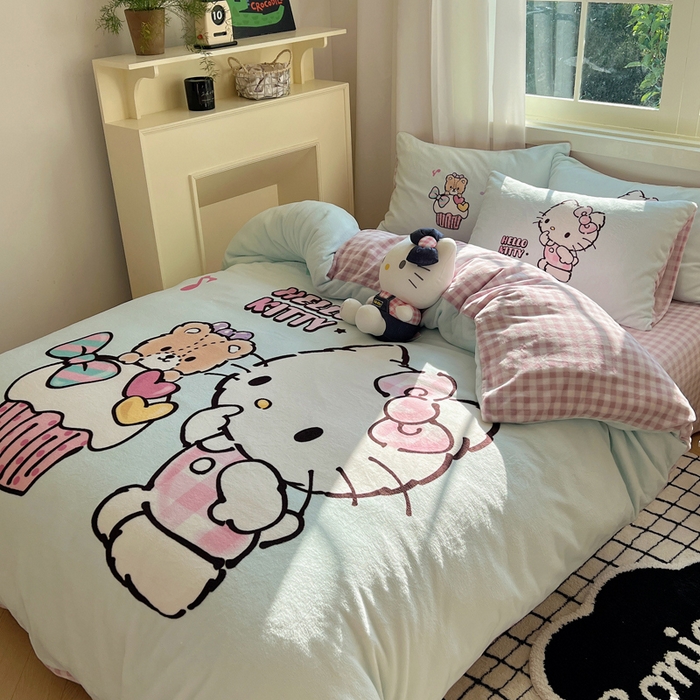 91家纺网 家纺一手货源 找家纺 三朵家纺 2025新款数码大版牛奶绒印花三丽鸥系列四件套 奶油KT