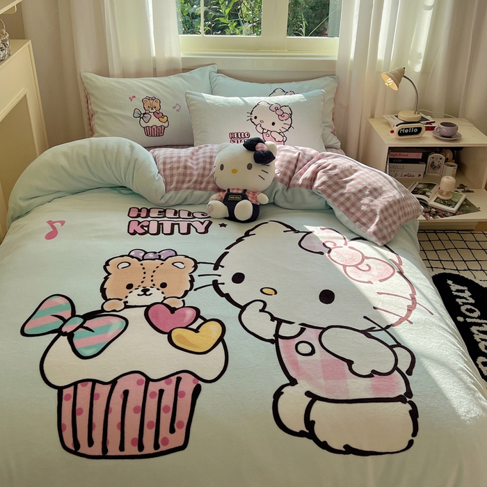 91家纺网 家纺一手货源 找家纺 三朵家纺 2025新款数码大版牛奶绒印花三丽鸥系列四件套 奶油KT