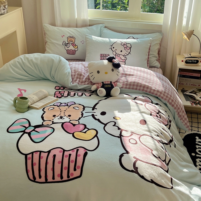 91家纺网 家纺一手货源 找家纺 三朵家纺 2025新款数码大版牛奶绒印花三丽鸥系列四件套 奶油KT