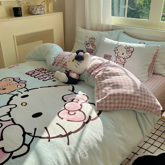 91家纺网 家纺一手货源 找家纺 三朵家纺 2025新款数码大版牛奶绒印花三丽鸥系列四件套 奶油KT