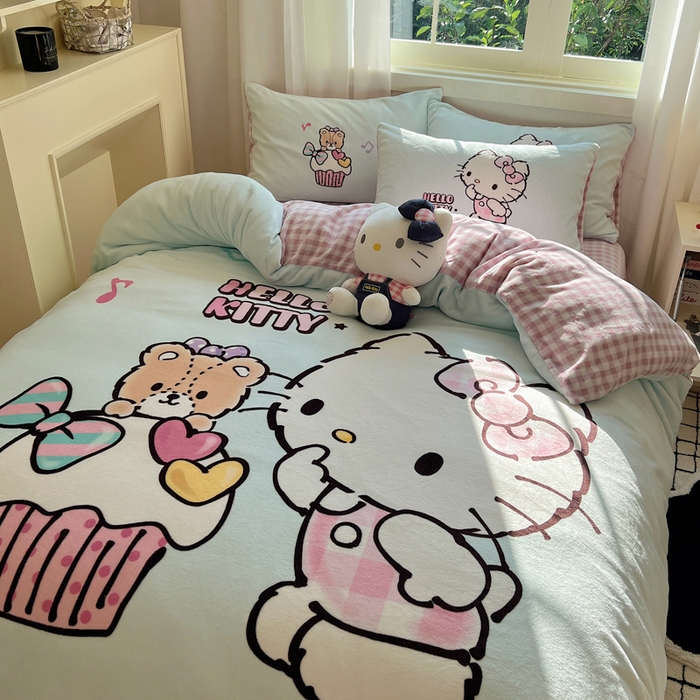 91家纺网 家纺一手货源 找家纺 三朵家纺 2025新款数码大版牛奶绒印花三丽鸥系列四件套 奶油KT