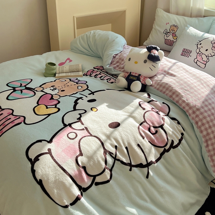 91家纺网 家纺一手货源 找家纺 三朵家纺 2025新款数码大版牛奶绒印花三丽鸥系列四件套 奶油KT