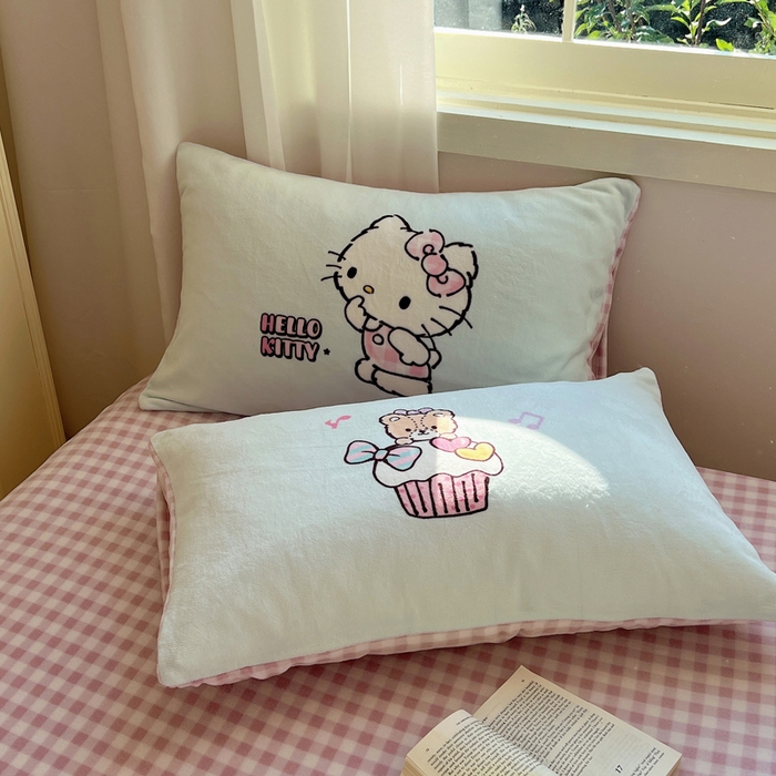 91家纺网 家纺一手货源 找家纺 三朵家纺 2025新款数码大版牛奶绒印花三丽鸥系列四件套 奶油KT