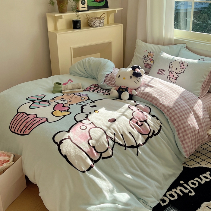 91家纺网 家纺一手货源 找家纺 三朵家纺 2025新款数码大版牛奶绒印花三丽鸥系列四件套 奶油KT