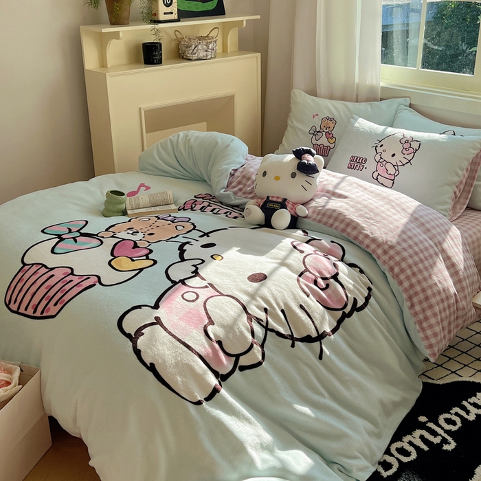 91家纺网 家纺一手货源 找家纺 三朵家纺 2025新款数码大版牛奶绒印花三丽鸥系列四件套 奶油KT