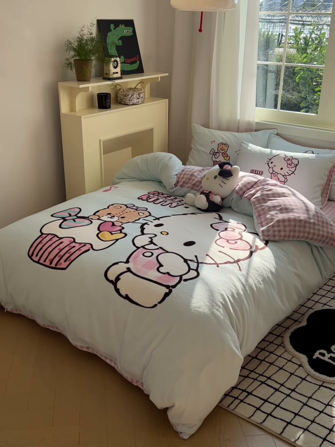 91家纺网 家纺一手货源 找家纺 三朵家纺 2025新款数码大版牛奶绒印花三丽鸥系列四件套 奶油KT