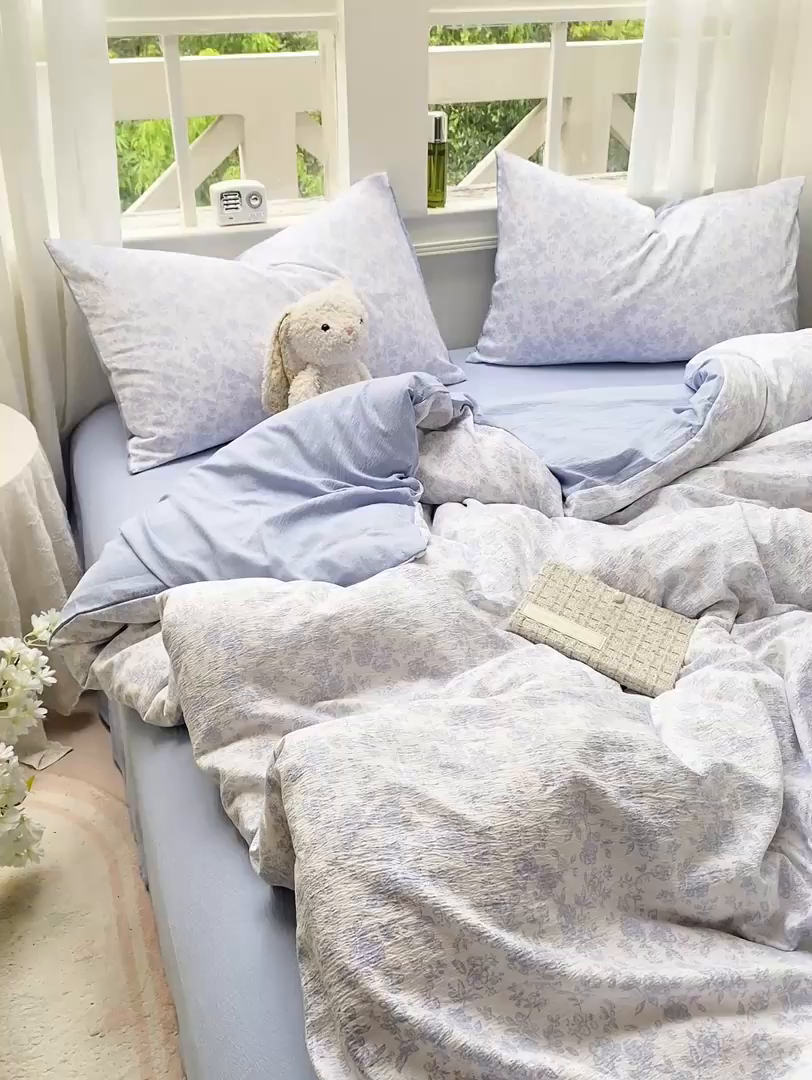 91家纺网 家纺一手货源 找家纺 朵朵家纺 2025新款云感提花双层纱印花四件套 蓝色花园