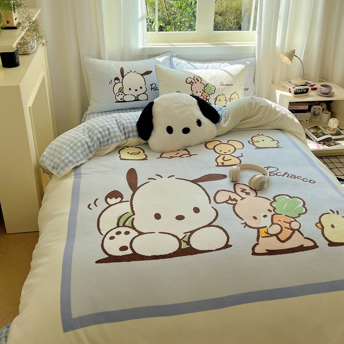 91家纺网 家纺一手货源 找家纺 三朵家纺 2025新款数码大版牛奶绒印花三丽鸥系列四件套 帕恰伙伴