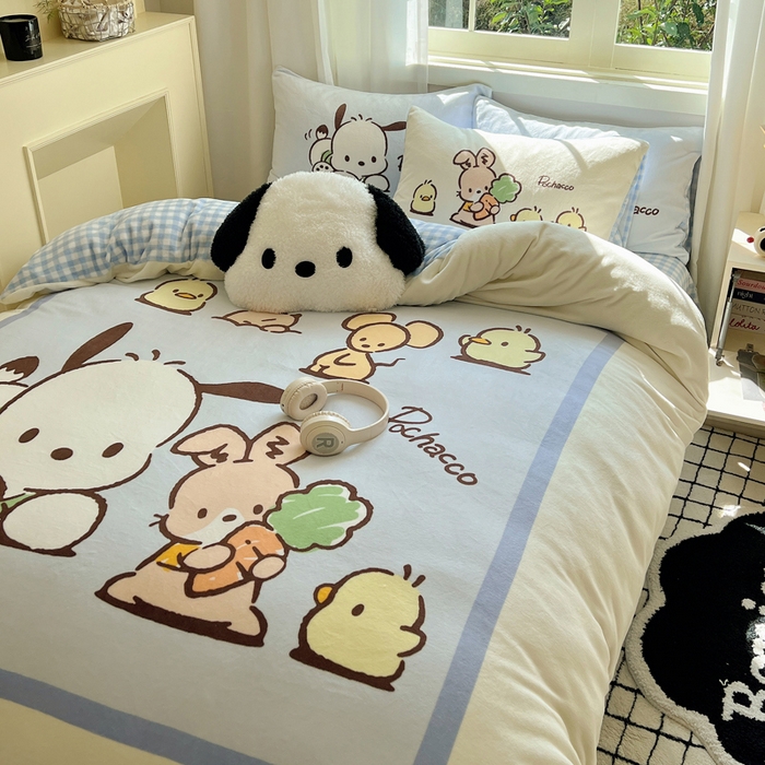 91家纺网 家纺一手货源 找家纺 三朵家纺 2025新款数码大版牛奶绒印花三丽鸥系列四件套 帕恰伙伴