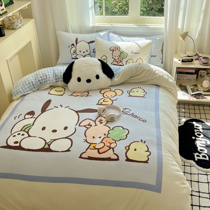 91家纺网 家纺一手货源 找家纺 三朵家纺 2025新款数码大版牛奶绒印花三丽鸥系列四件套 帕恰伙伴