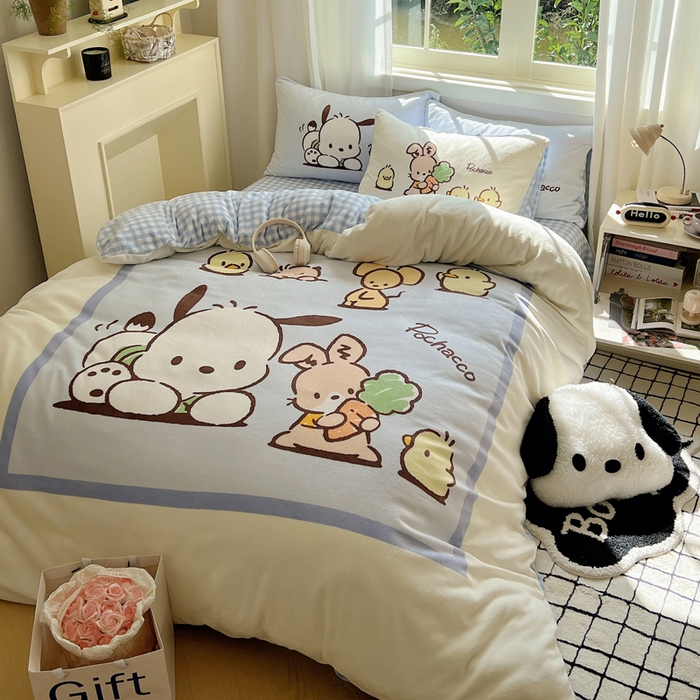 91家纺网 家纺一手货源 找家纺 三朵家纺 2025新款数码大版牛奶绒印花三丽鸥系列四件套 帕恰伙伴