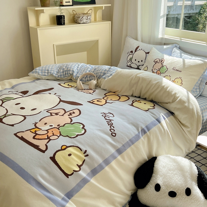 91家纺网 家纺一手货源 找家纺 三朵家纺 2025新款数码大版牛奶绒印花三丽鸥系列四件套 帕恰伙伴