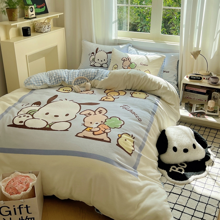 91家纺网 家纺一手货源 找家纺 三朵家纺 2025新款数码大版牛奶绒印花三丽鸥系列四件套 帕恰伙伴