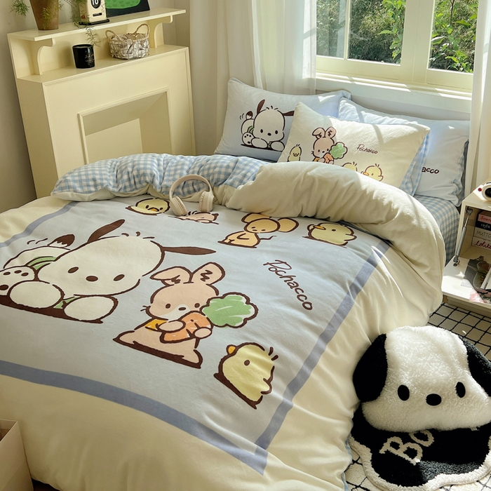 91家纺网 家纺一手货源 找家纺 三朵家纺 2025新款数码大版牛奶绒印花三丽鸥系列四件套 帕恰伙伴