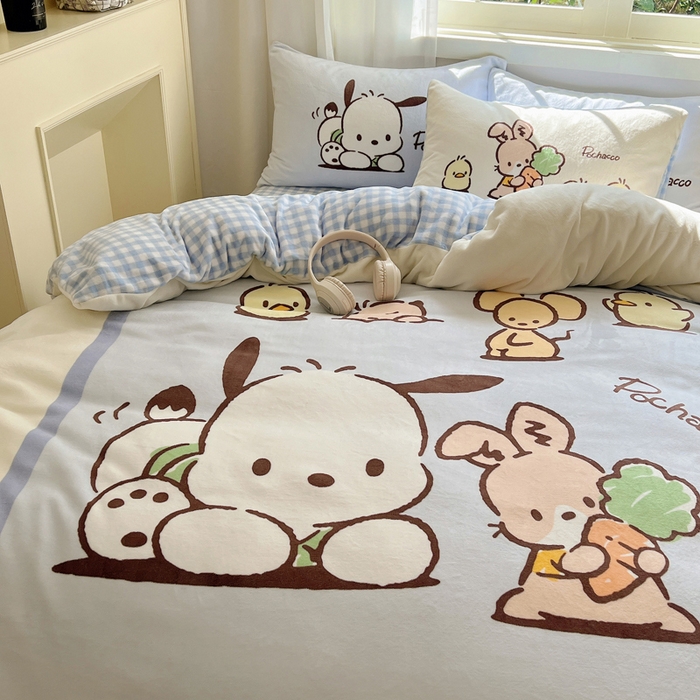 91家纺网 家纺一手货源 找家纺 三朵家纺 2025新款数码大版牛奶绒印花三丽鸥系列四件套 帕恰伙伴