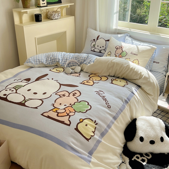 91家纺网 家纺一手货源 找家纺 三朵家纺 2025新款数码大版牛奶绒印花三丽鸥系列四件套 帕恰伙伴