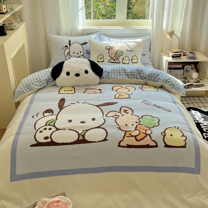 91家纺网 家纺一手货源 找家纺 三朵家纺 2025新款数码大版牛奶绒印花三丽鸥系列四件套 帕恰伙伴