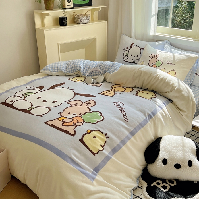 91家纺网 家纺一手货源 找家纺 三朵家纺 2025新款数码大版牛奶绒印花三丽鸥系列四件套 帕恰伙伴