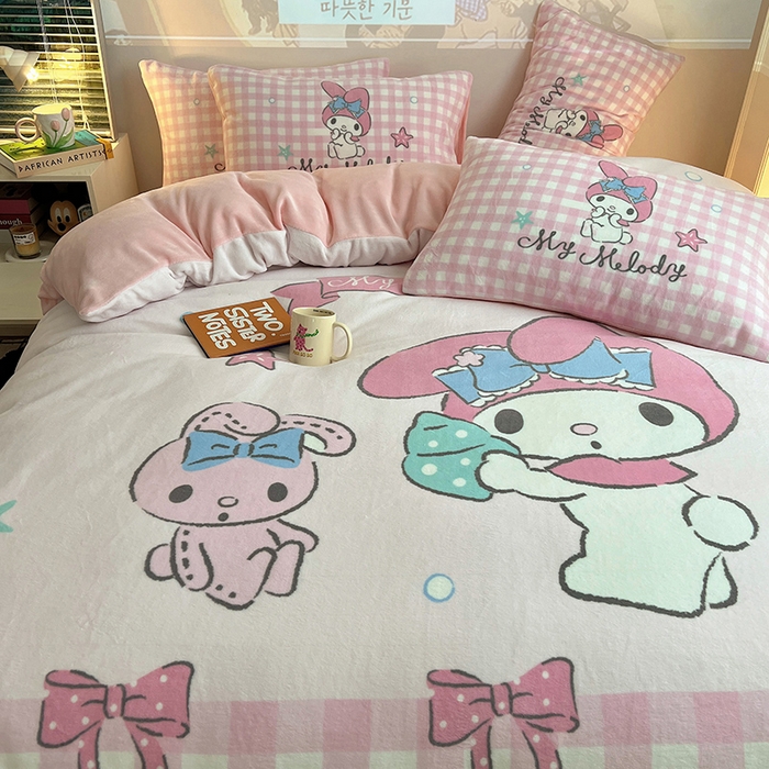 91家纺网 家纺一手货源 找家纺 三朵家纺 2025新款数码大版牛奶绒印花三丽鸥系列四件套 少女美乐蒂