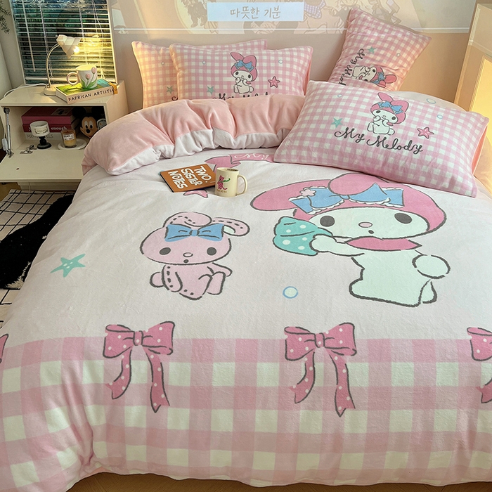 91家纺网 家纺一手货源 找家纺 三朵家纺 2025新款数码大版牛奶绒印花三丽鸥系列四件套 少女美乐蒂