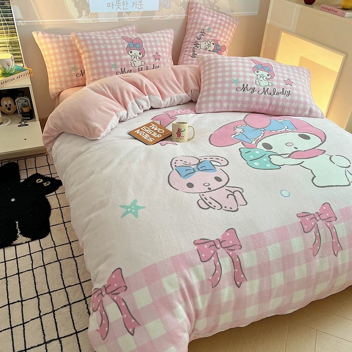 91家纺网 家纺一手货源 找家纺 三朵家纺 2025新款数码大版牛奶绒印花三丽鸥系列四件套 少女美乐蒂