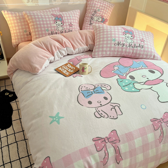 91家纺网 家纺一手货源 找家纺 三朵家纺 2025新款数码大版牛奶绒印花三丽鸥系列四件套 少女美乐蒂