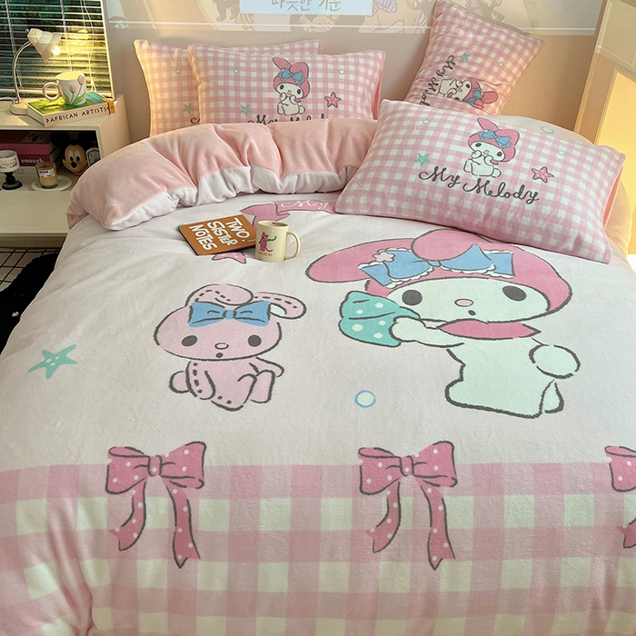 91家纺网 家纺一手货源 找家纺 三朵家纺 2025新款数码大版牛奶绒印花三丽鸥系列四件套 少女美乐蒂