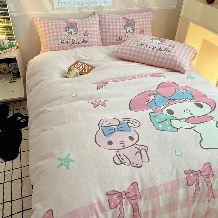 91家纺网 家纺一手货源 找家纺 三朵家纺 2025新款数码大版牛奶绒印花三丽鸥系列四件套 少女美乐蒂