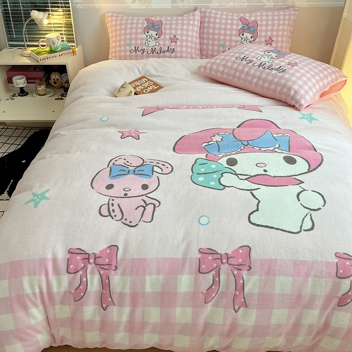 91家纺网 家纺一手货源 找家纺 三朵家纺 2025新款数码大版牛奶绒印花三丽鸥系列四件套 少女美乐蒂