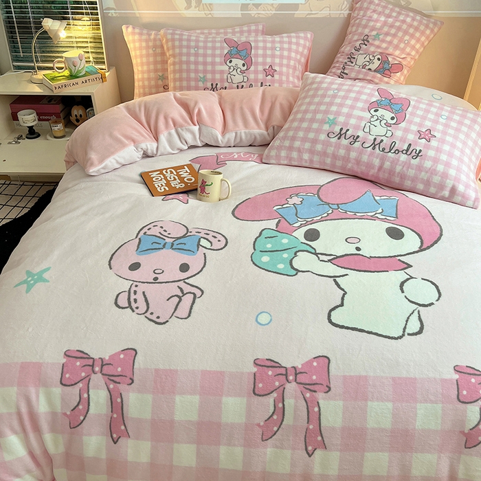 91家纺网 家纺一手货源 找家纺 三朵家纺 2025新款数码大版牛奶绒印花三丽鸥系列四件套 少女美乐蒂