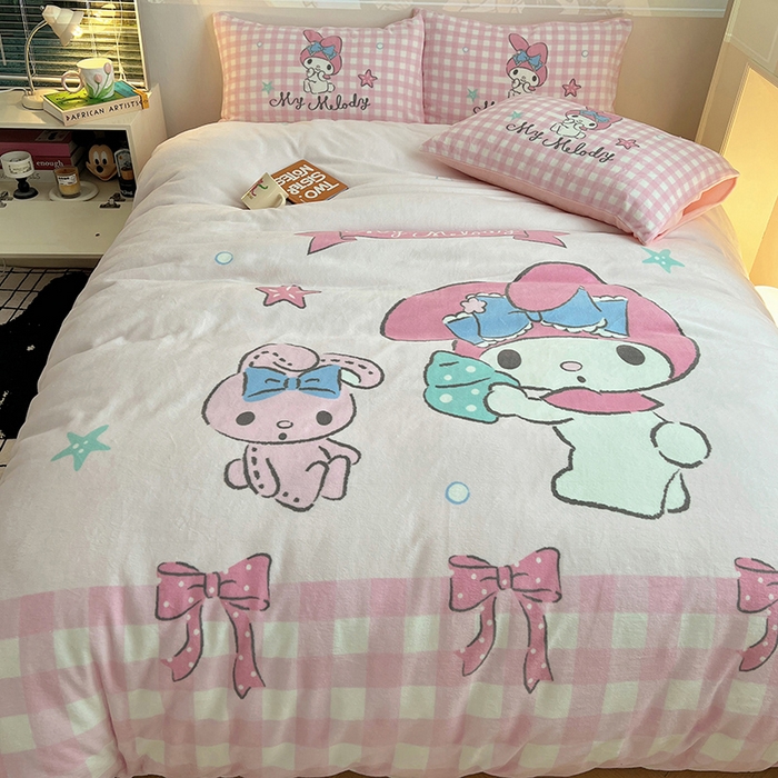 91家纺网 家纺一手货源 找家纺 三朵家纺 2025新款数码大版牛奶绒印花三丽鸥系列四件套 少女美乐蒂