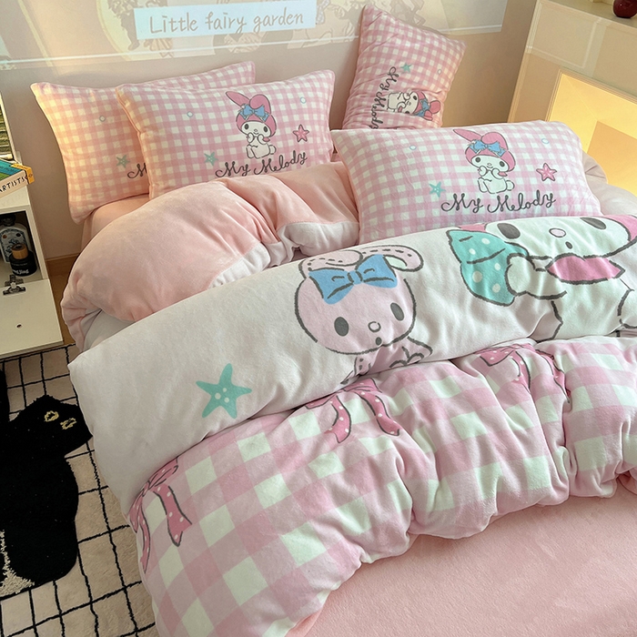 91家纺网 家纺一手货源 找家纺 三朵家纺 2025新款数码大版牛奶绒印花三丽鸥系列四件套 少女美乐蒂