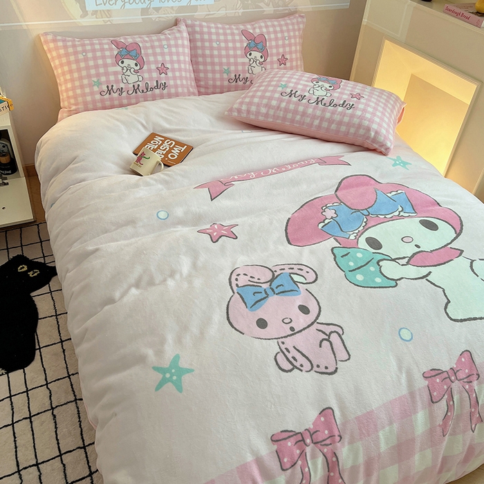 91家纺网 家纺一手货源 找家纺 三朵家纺 2025新款数码大版牛奶绒印花三丽鸥系列四件套 少女美乐蒂