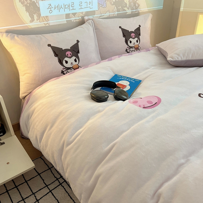 91家纺网 家纺一手货源 找家纺 三朵家纺 2025新款数码大版牛奶绒印花三丽鸥系列四件套 天使库洛米