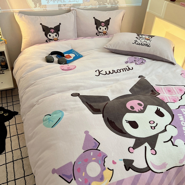 91家纺网 家纺一手货源 找家纺 三朵家纺 2025新款数码大版牛奶绒印花三丽鸥系列四件套 天使库洛米