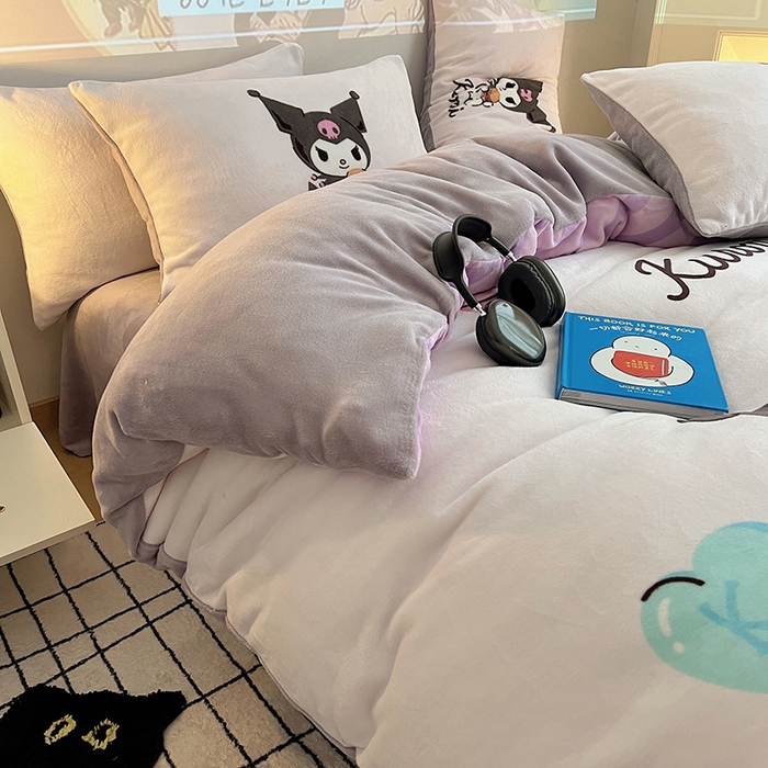 91家纺网 家纺一手货源 找家纺 三朵家纺 2025新款数码大版牛奶绒印花三丽鸥系列四件套 天使库洛米