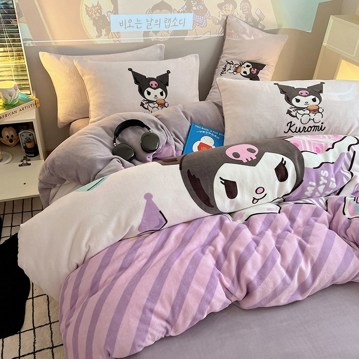 91家纺网 家纺一手货源 找家纺 三朵家纺 2025新款数码大版牛奶绒印花三丽鸥系列四件套 天使库洛米