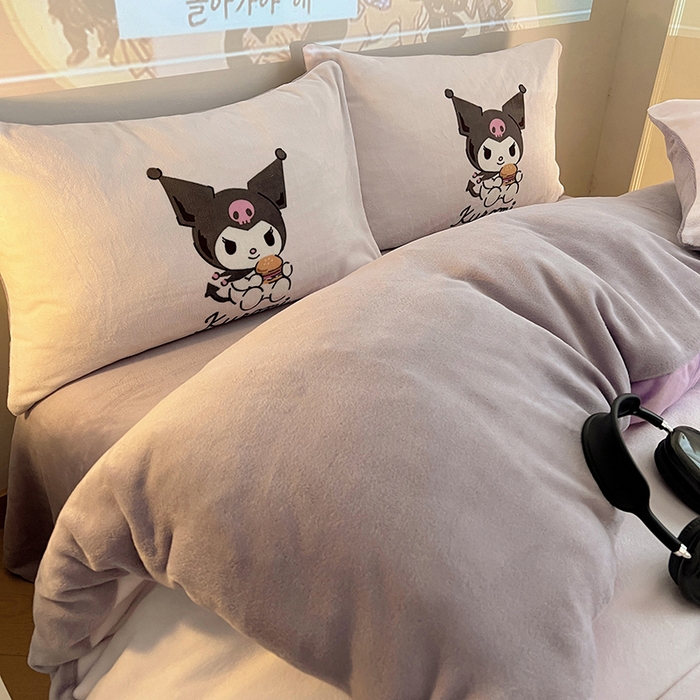 91家纺网 家纺一手货源 找家纺 三朵家纺 2025新款数码大版牛奶绒印花三丽鸥系列四件套 天使库洛米