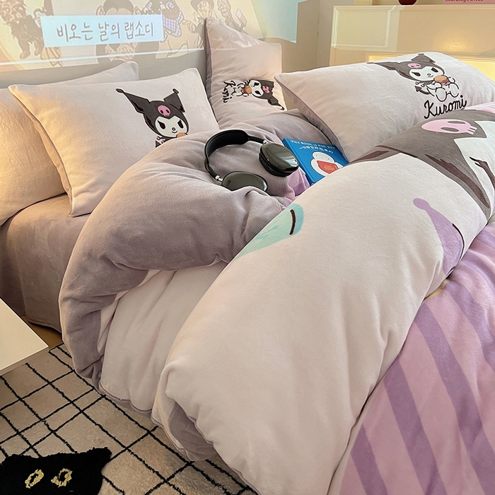 91家纺网 家纺一手货源 找家纺 三朵家纺 2025新款数码大版牛奶绒印花三丽鸥系列四件套 天使库洛米