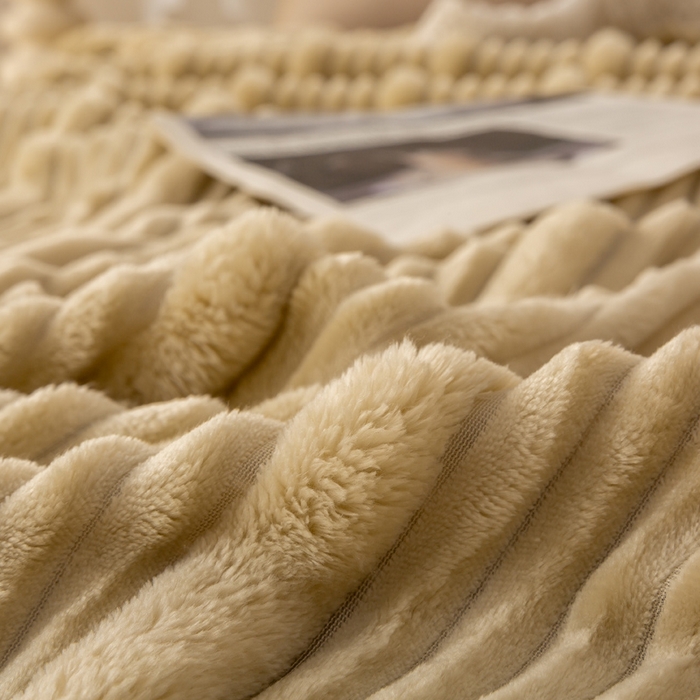 91家纺网 家纺一手货源 找家纺 爱彼家纺 2025秋冬新款兔毛绒子母条毛毯毯子 子母条-翠影草色