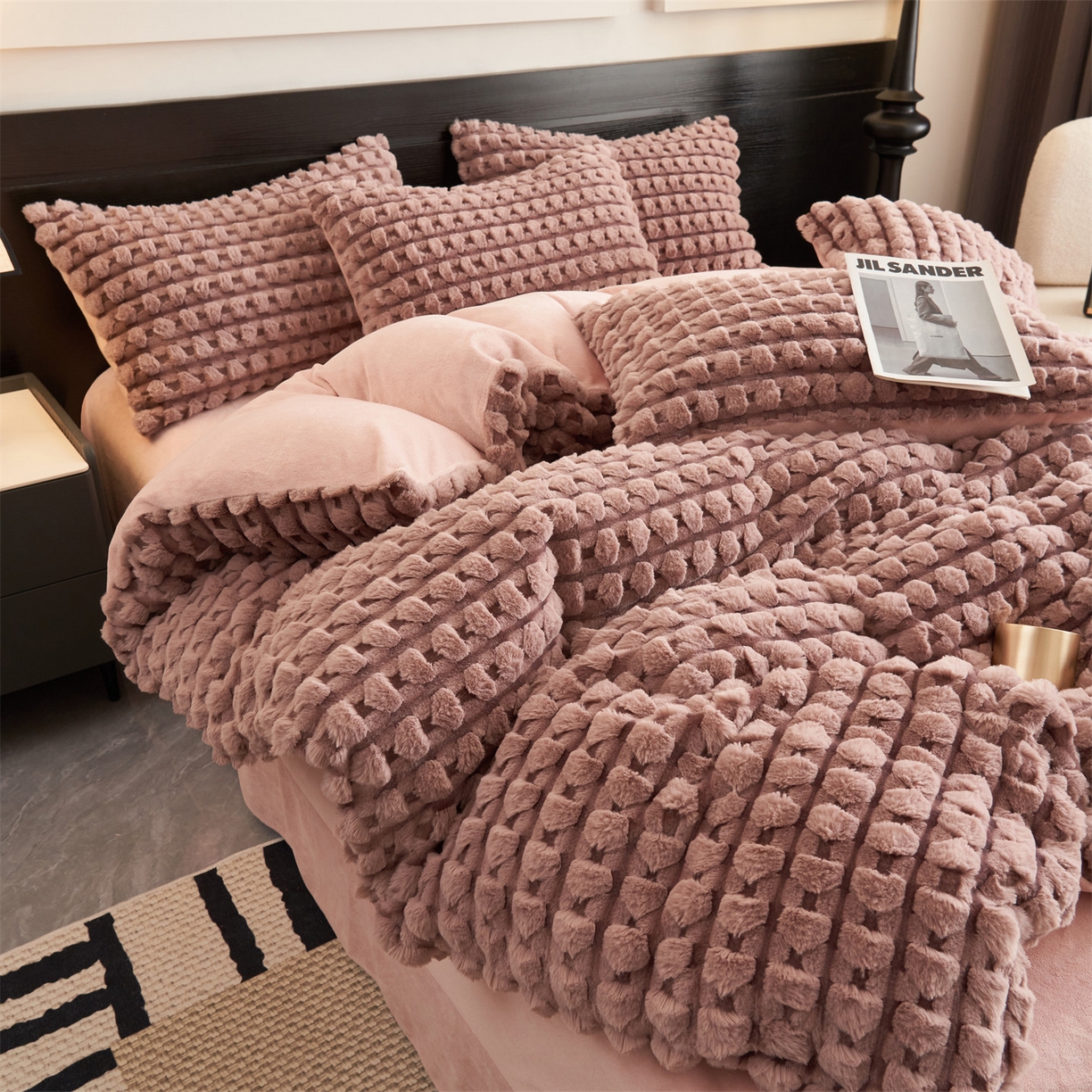 91家纺网 家纺一手货源 找家纺 恒爱家纺 2025新款雪貂绒提花简约四件套 酒红色