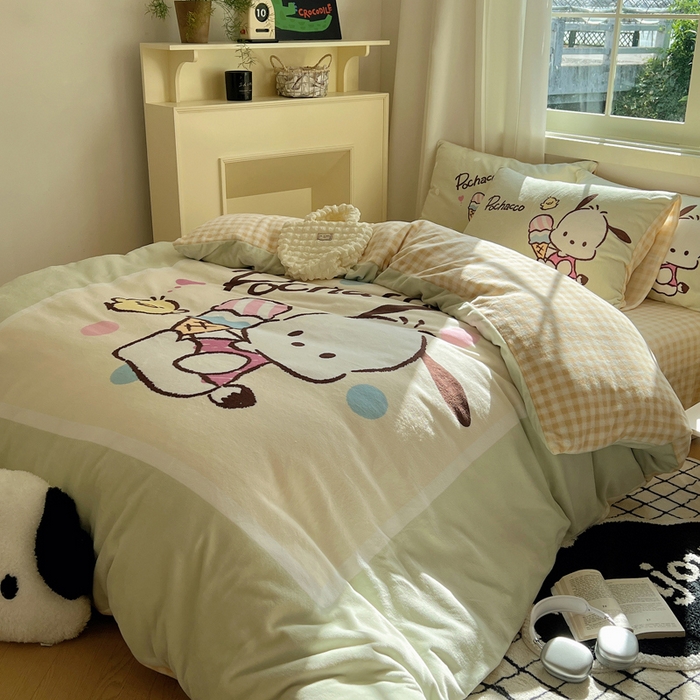 91家纺网 家纺一手货源 找家纺 三朵家纺 2025新款数码大版牛奶绒印花三丽鸥系列四件套 甜蜜帕恰