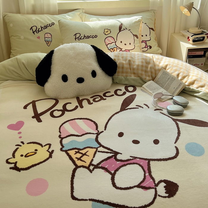 91家纺网 家纺一手货源 找家纺 三朵家纺 2025新款数码大版牛奶绒印花三丽鸥系列四件套 甜蜜帕恰