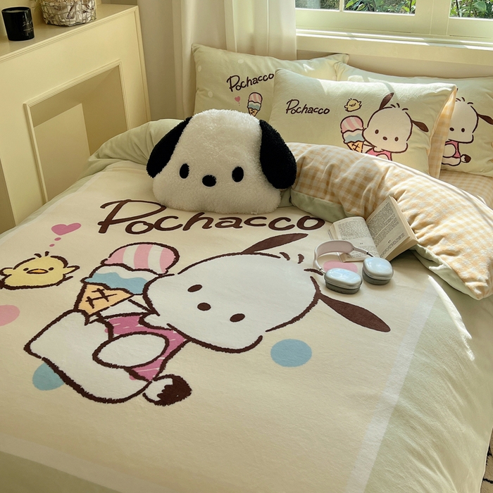 91家纺网 家纺一手货源 找家纺 三朵家纺 2025新款数码大版牛奶绒印花三丽鸥系列四件套 甜蜜帕恰