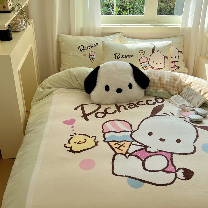 91家纺网 家纺一手货源 找家纺 三朵家纺 2025新款数码大版牛奶绒印花三丽鸥系列四件套 甜蜜帕恰