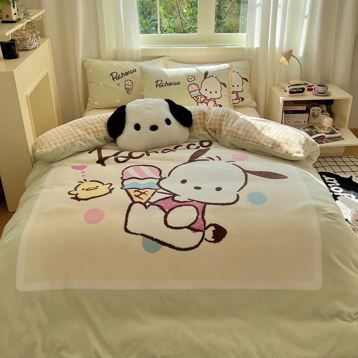 91家纺网 家纺一手货源 找家纺 三朵家纺 2025新款数码大版牛奶绒印花三丽鸥系列四件套 甜蜜帕恰