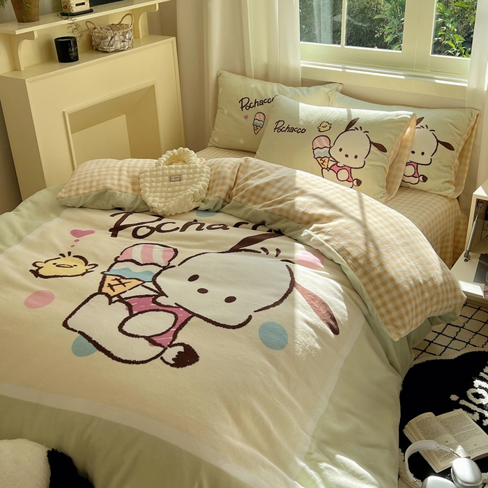 91家纺网 家纺一手货源 找家纺 三朵家纺 2025新款数码大版牛奶绒印花三丽鸥系列四件套 甜蜜帕恰