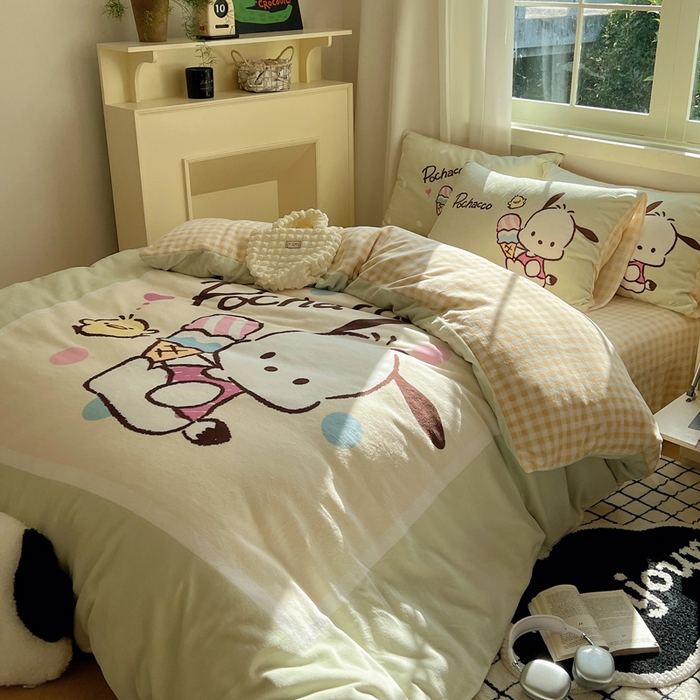 91家纺网 家纺一手货源 找家纺 三朵家纺 2025新款数码大版牛奶绒印花三丽鸥系列四件套 甜蜜帕恰